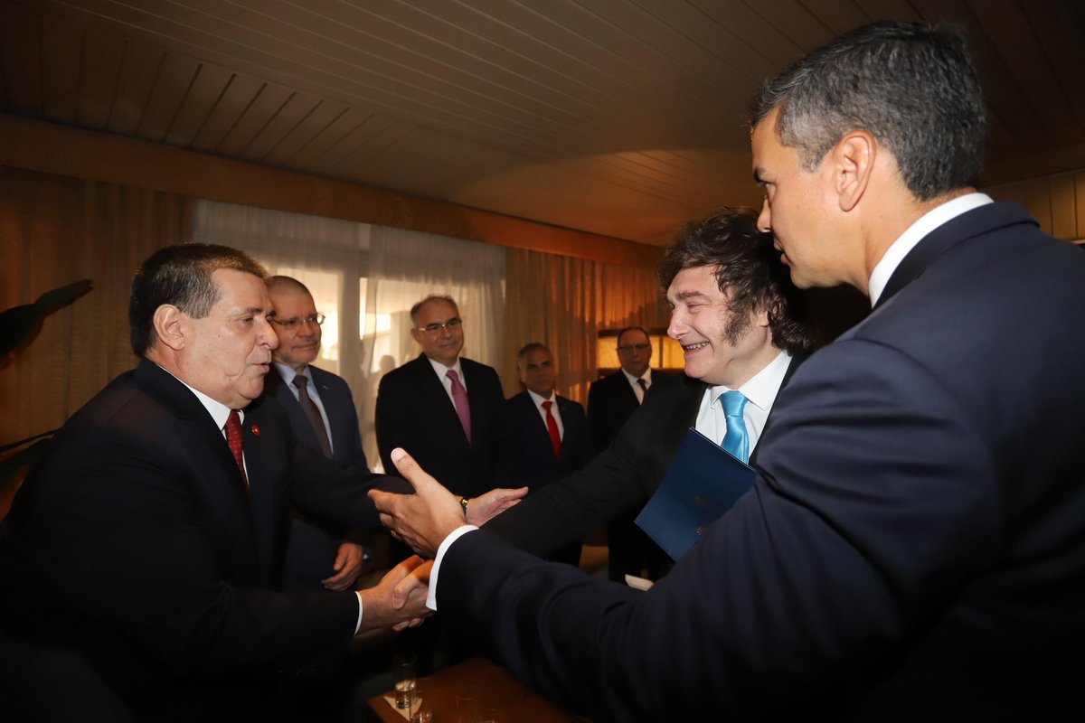 Horacio_Cartes's tweet image. 1/2 ¡Un paso histórico! 
La firma del acuerdo del Mercosur con la Unión Europea, es un logro trascendental que refleja la visión estratégica de quienes trabajamos por una integración real y efectiva durante varios años.