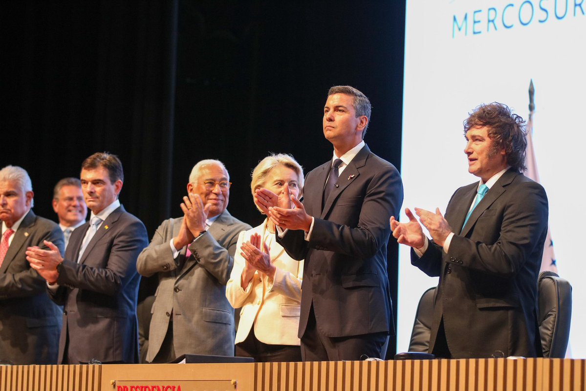 Horacio_Cartes's tweet image. 1/2 ¡Un paso histórico! 
La firma del acuerdo del Mercosur con la Unión Europea, es un logro trascendental que refleja la visión estratégica de quienes trabajamos por una integración real y efectiva durante varios años.