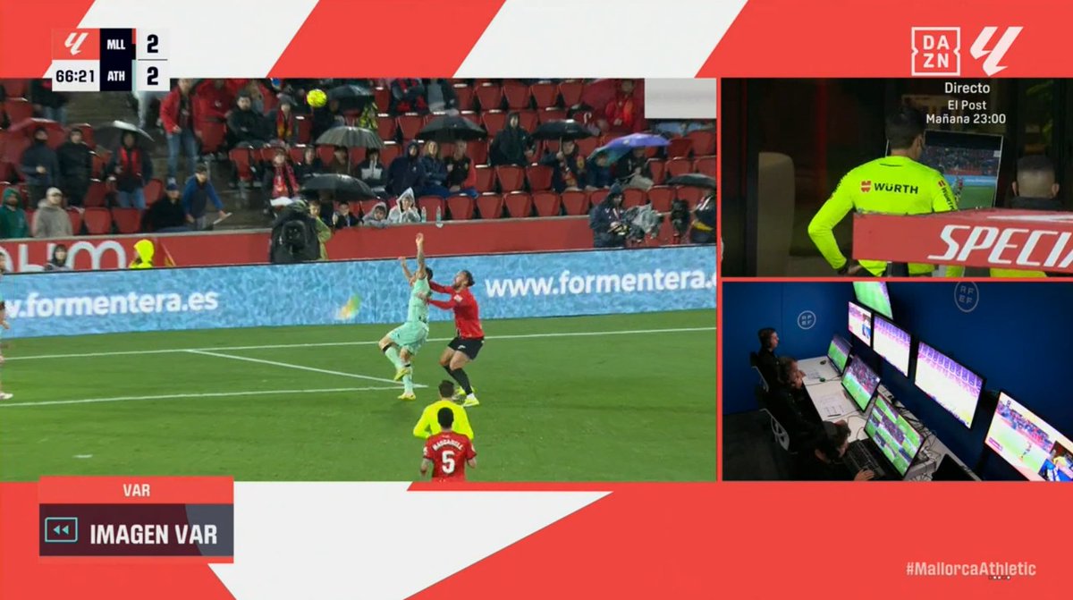 ArchivoVAR's tweet image. 🖥️💥 Segunda correcta intervención del VAR en el estadio de Son Moix.

👉🏻 Yuri, que salta con los brazos completamente abiertos, desvía el balón con la mano.

✅ 𝗘𝗦 𝗣𝗘𝗡𝗔𝗟𝗧𝗜.

▪️ El defensor se escudó en una posible falta de Muriqi que no existe.