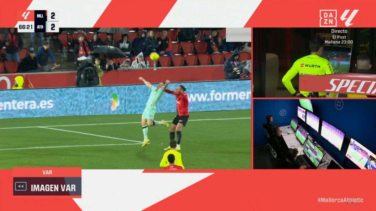 ArchivoVAR's tweet image. 🖥️💥 Segunda correcta intervención del VAR en el estadio de Son Moix.

👉🏻 Yuri, que salta con los brazos completamente abiertos, desvía el balón con la mano.

✅ 𝗘𝗦 𝗣𝗘𝗡𝗔𝗟𝗧𝗜.

▪️ El defensor se escudó en una posible falta de Muriqi que no existe.