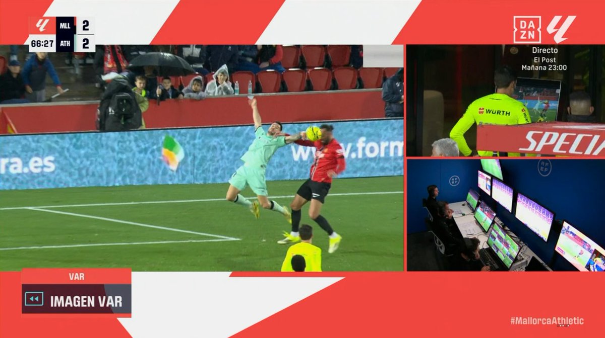 ArchivoVAR's tweet image. 🖥️💥 Segunda correcta intervención del VAR en el estadio de Son Moix.

👉🏻 Yuri, que salta con los brazos completamente abiertos, desvía el balón con la mano.

✅ 𝗘𝗦 𝗣𝗘𝗡𝗔𝗟𝗧𝗜.

▪️ El defensor se escudó en una posible falta de Muriqi que no existe.