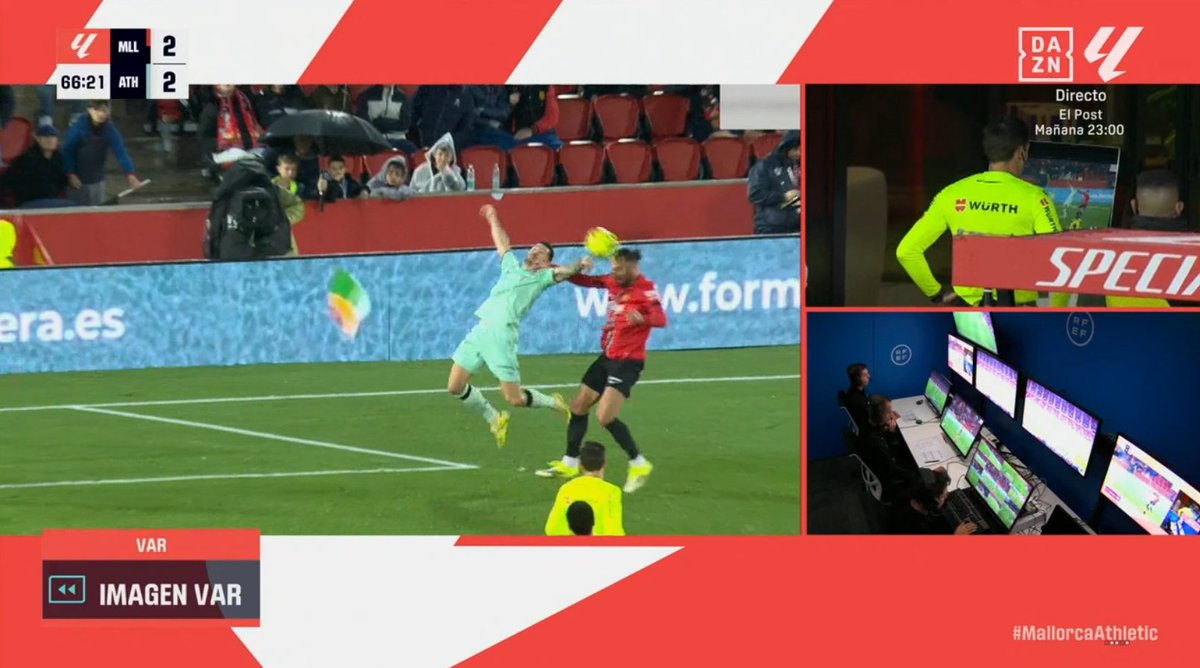 ArchivoVAR's tweet image. 🖥️💥 Segunda correcta intervención del VAR en el estadio de Son Moix.

👉🏻 Yuri, que salta con los brazos completamente abiertos, desvía el balón con la mano.

✅ 𝗘𝗦 𝗣𝗘𝗡𝗔𝗟𝗧𝗜.

▪️ El defensor se escudó en una posible falta de Muriqi que no existe.