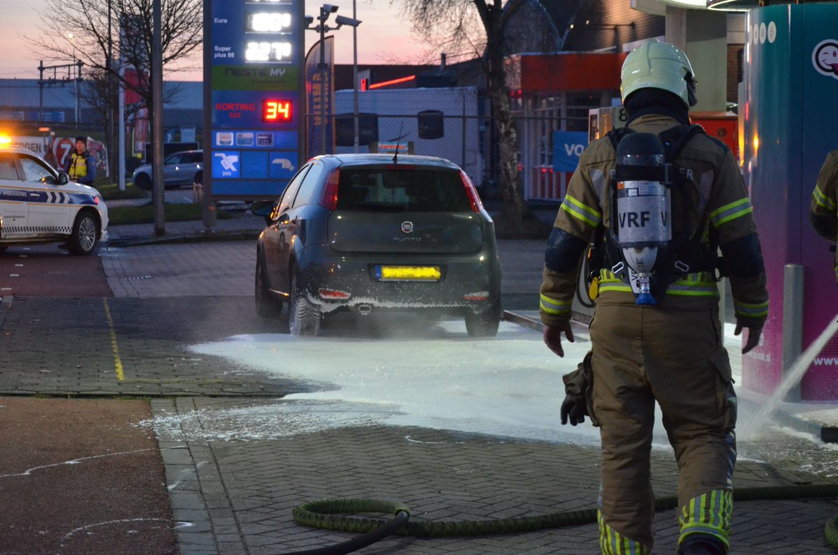 Brandweer dekt benzine af na lekkage bij pompstation