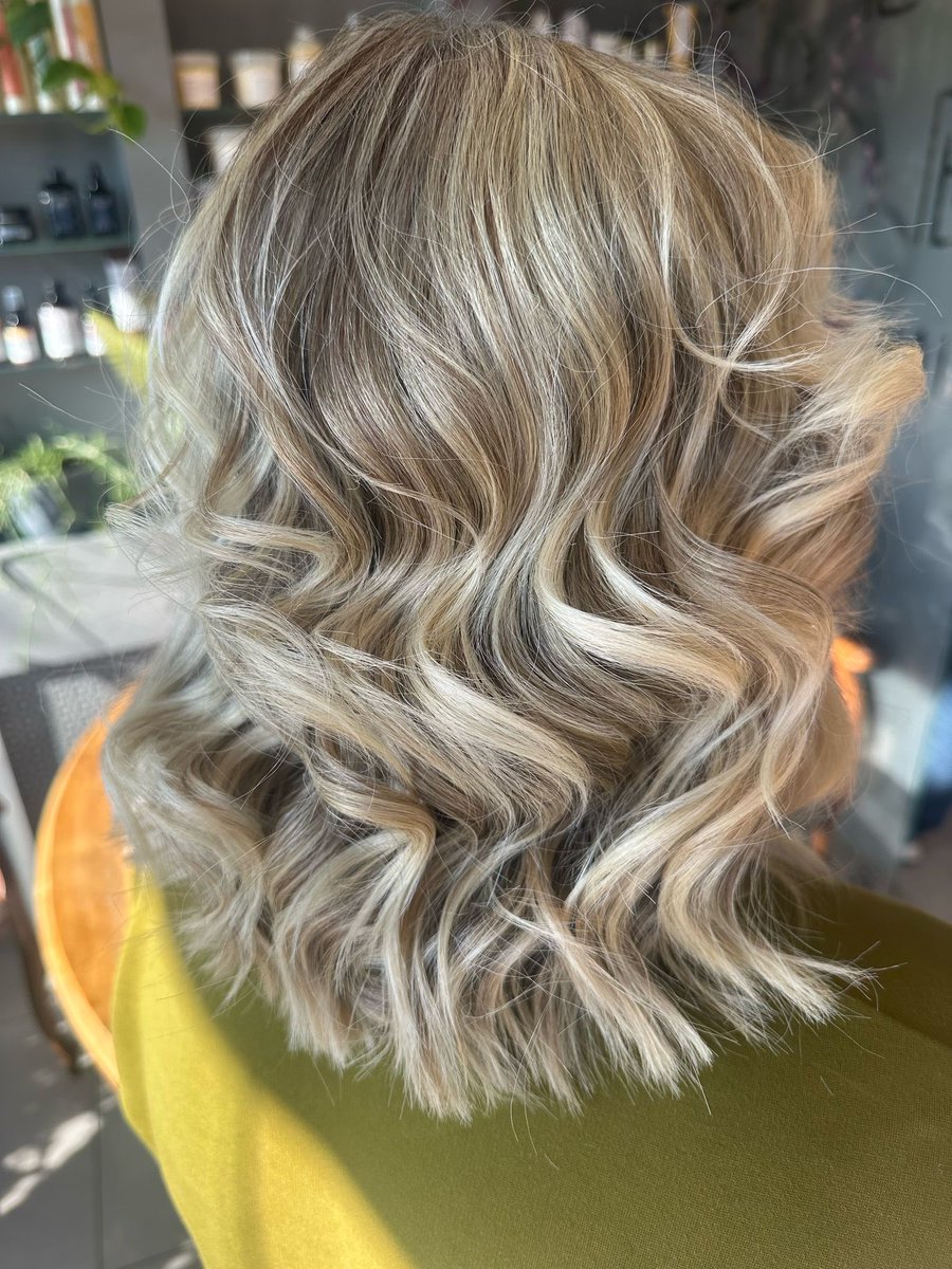 BOKIsHair's tweet photo. We love this creamy blonde balayage refresh created by Andrea 😍 #beforeandafter 

#blonde #bokishair 
.
.
.
.
#creamyblonde #balayage #blondehair 
#blonderefresh #blonde #wavyhair #blondeinspo #hairstyle https://t.co/rKW27kvZio