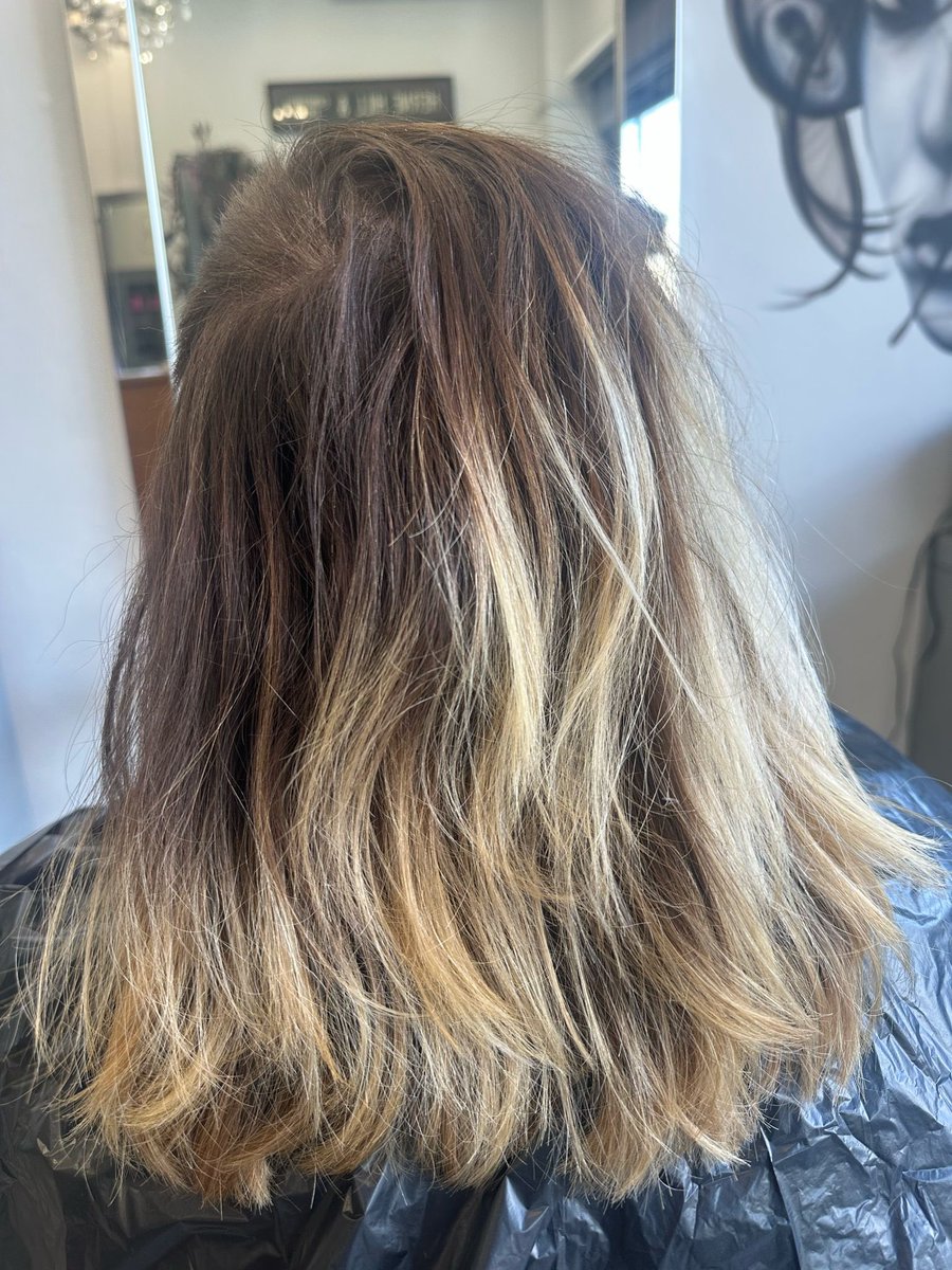 BOKIsHair's tweet photo. We love this creamy blonde balayage refresh created by Andrea 😍 #beforeandafter 

#blonde #bokishair 
.
.
.
.
#creamyblonde #balayage #blondehair 
#blonderefresh #blonde #wavyhair #blondeinspo #hairstyle https://t.co/rKW27kvZio