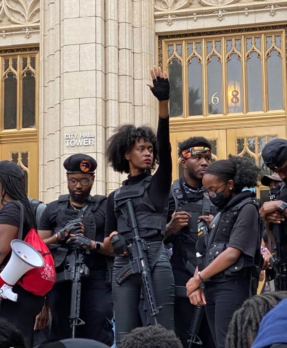 1. Aquesta imatge és del 2020

2. Bona part dels que clamen “Tirnin ils pintiris nigris”, en dirien pestes si realment tornessin fidels al que eren, organització Marxista-Leninista, q no tenia complexes en aixecar el llibre roig de Mao.
Menys palles mentals a xarxes i més militar