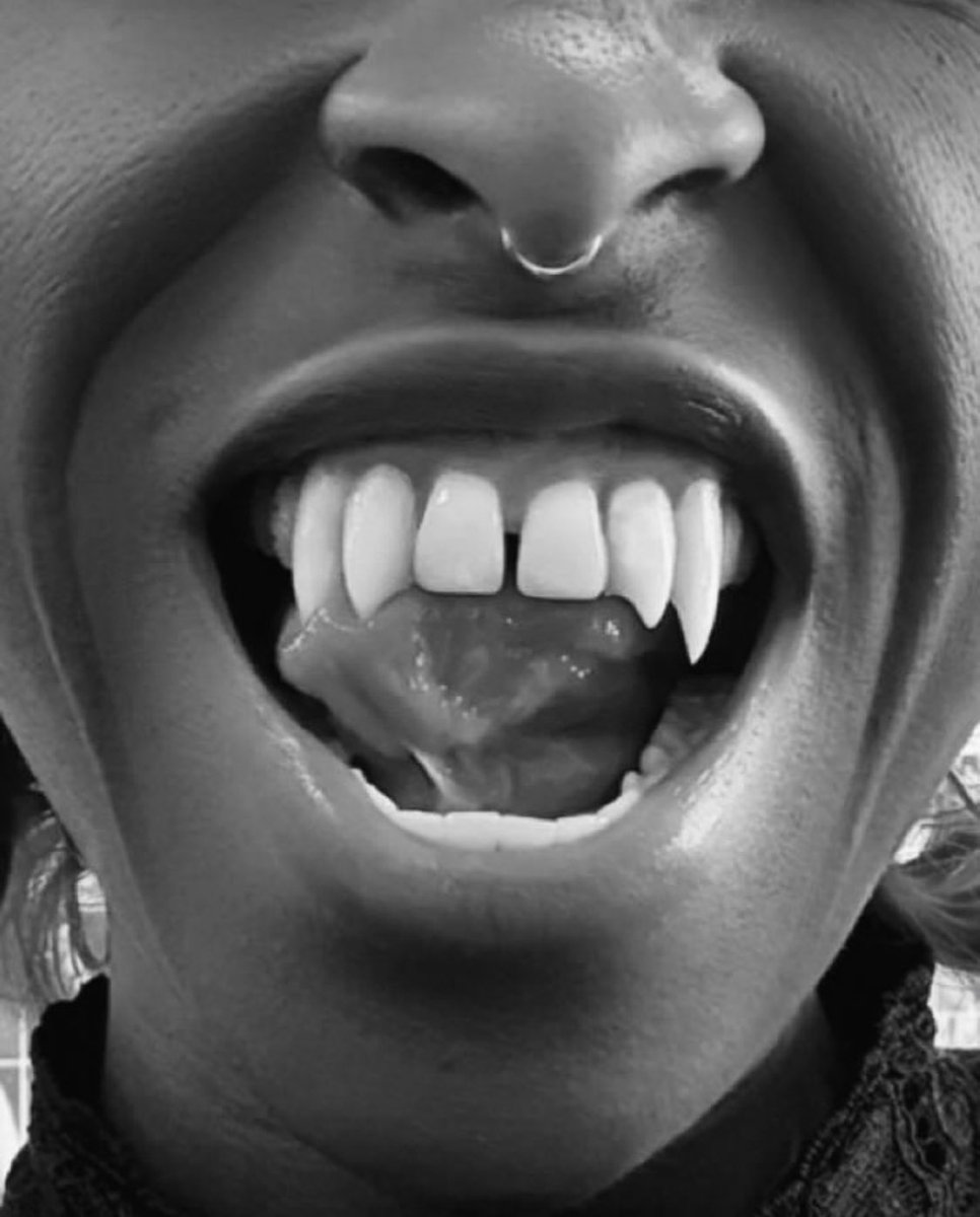 Cynthiaerivobra's tweet image. 🚨Preparem o coração (e o pescoço!), porque a nossa camaleoa suprema acabou de elevar o nível do jogo! 🧛🏾‍♀️🩸✨

Cynthia Erivo compartilhou um pouquinho do detalhe da caracterização para a tão aguardada obra “Drácula”, e a gente já está impactado com esse visual. 🦇🩸✨