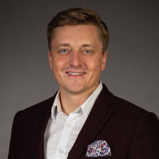 Wyzywają go od przyjaciół ruskich, napuszczają farmy trolli, a czynią to wprost ludzie polskiego rządu. Bardzo ich boli. Bardzo boli skuteczność mecenasa <a href="/BartoszLewand20/">Bartosz Lewandowski</a> ! Chcą się go pozbyć, zaszczuć, zgnębić. To przeciwskuteczne, bowiem jak znam Mecenasa, to tylko go wzmocni.