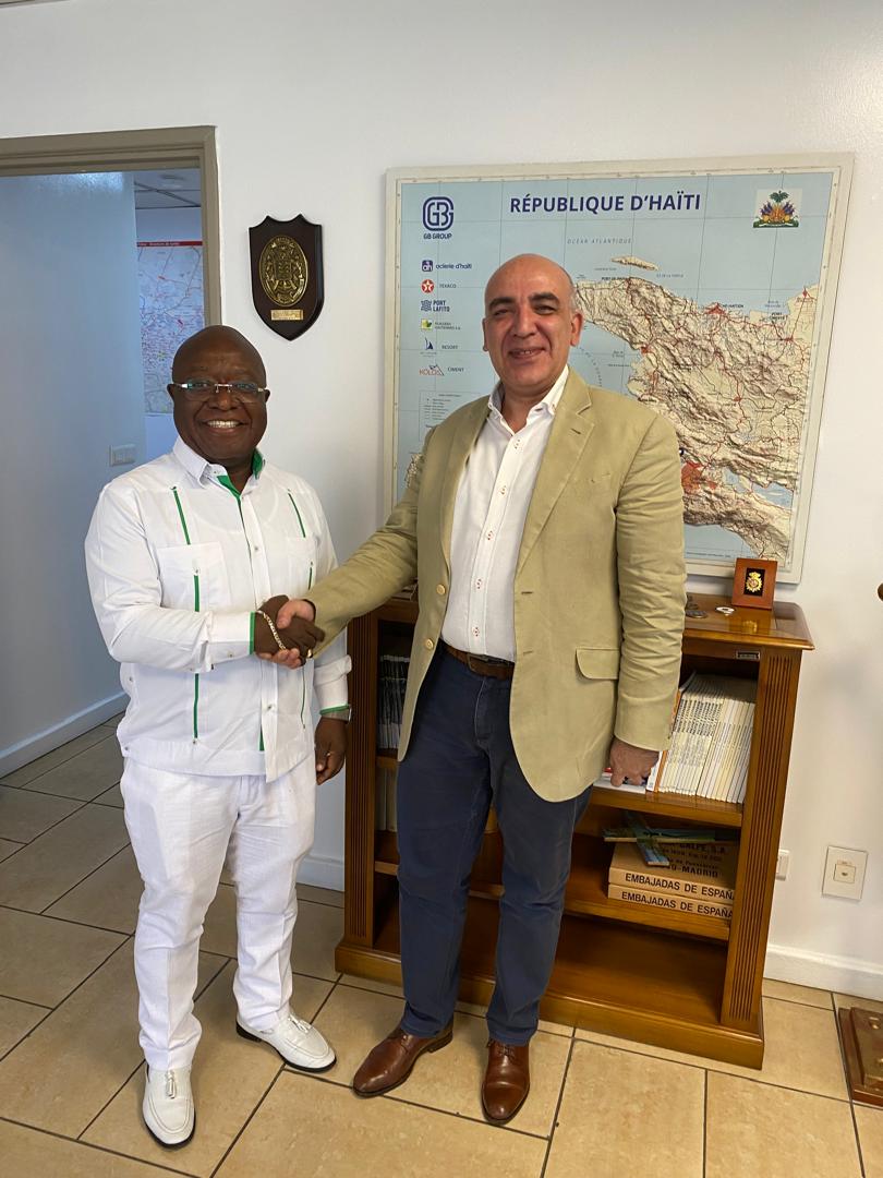 EmbEspHaiti's tweet photo. L'Espagne sûr tous les fronts: #SécuritéMaritime

C'est toujours un plaisir recevoir @juniorprevost Directeur général de @semanahaiti 

Nous avons discuté sûr de nouveaux projets bilateraux 🇪🇦🤝🇭🇹 dans les domaines maritimes et portuaires après les reussites achevées en 2025.✌️ https://t.co/jUeIovvT6p