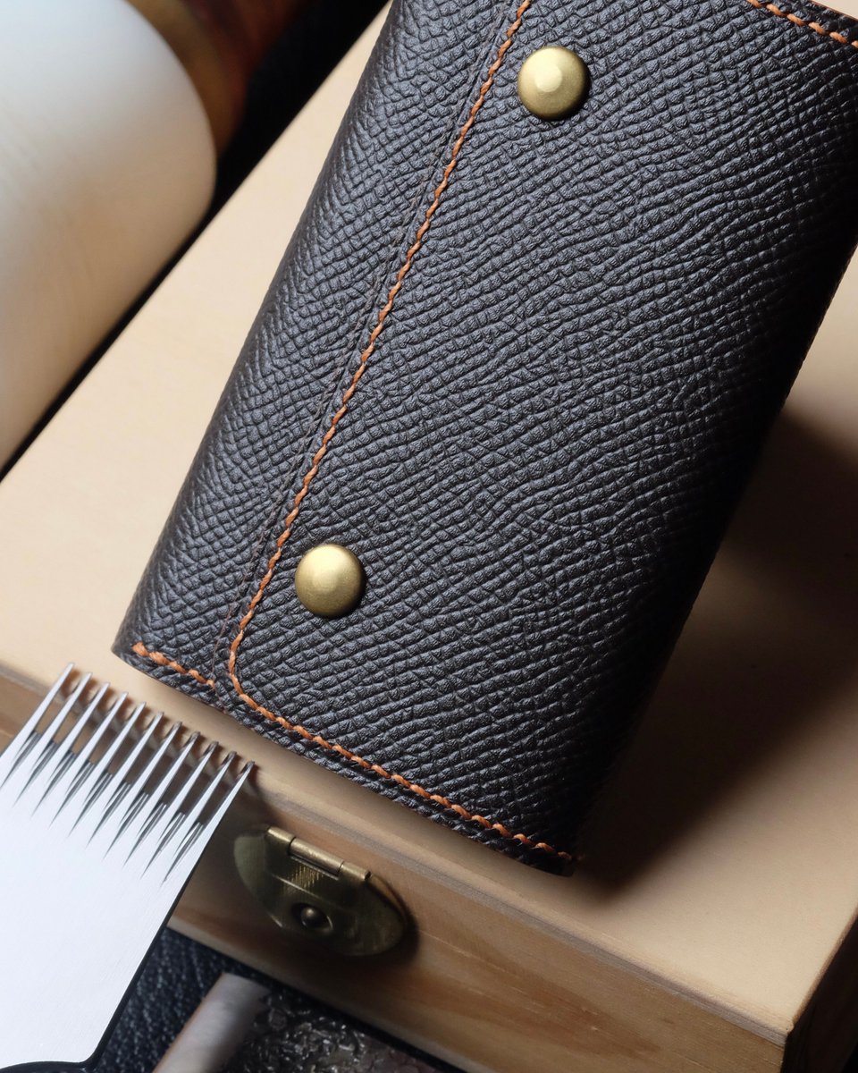 AtelierDecoster's tweet image. Porte-cartes business 29 en veau Epsom brun, intérieur en veau Epsom gold, fil caramel et peinture cognac #atelierdecoster #decoster #artisan #handmade #handstiched #handmadeinbelgium #madeinbelgium #handmadewallet #bespokewallet #customwallet