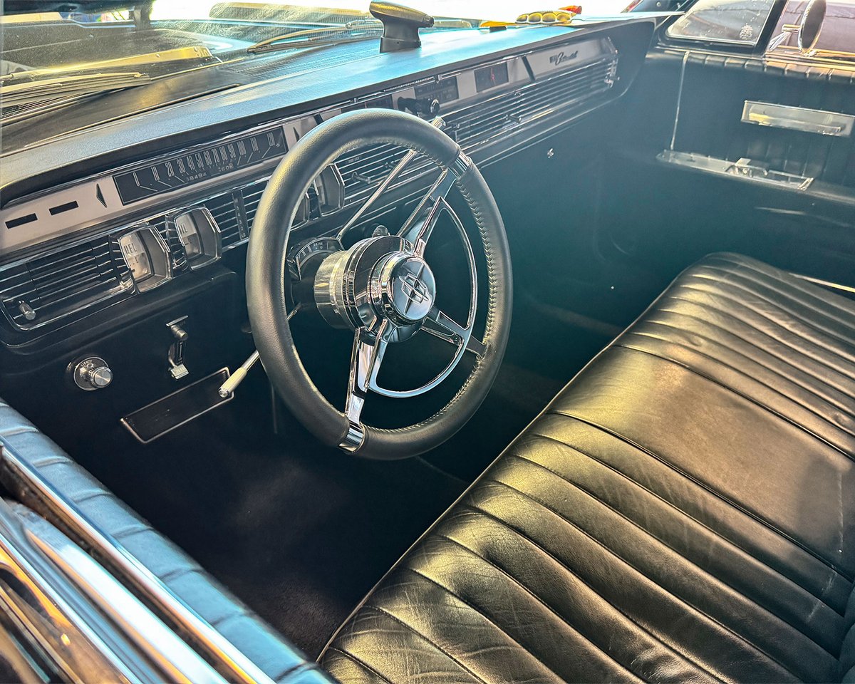 Barrett_Jackson's tweet image. Sleek and glossy. This 1965 #Lincoln #Continental custom convertible is powered by a 430ci V8 engine backed by an automatic transmission. It was unveiled at the 2025 @SEMAShow and received Chris Jacobs' Top 20 of SEMA 2025 award.

Learn more: bit.ly/SD26TW-1965Lin…