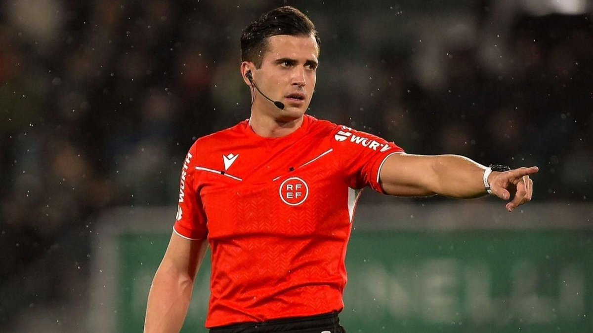 REFO's tweet image. No entiendo que subnormales que apenas saben meterse el silbato en la boca piten un partido de Primera Divison y cobren por ello. Esperpento esto de un tipejo llamado José Luís Guzmán. No veía un robo tan acojonante desde hacía años. #MallorcaAthletic