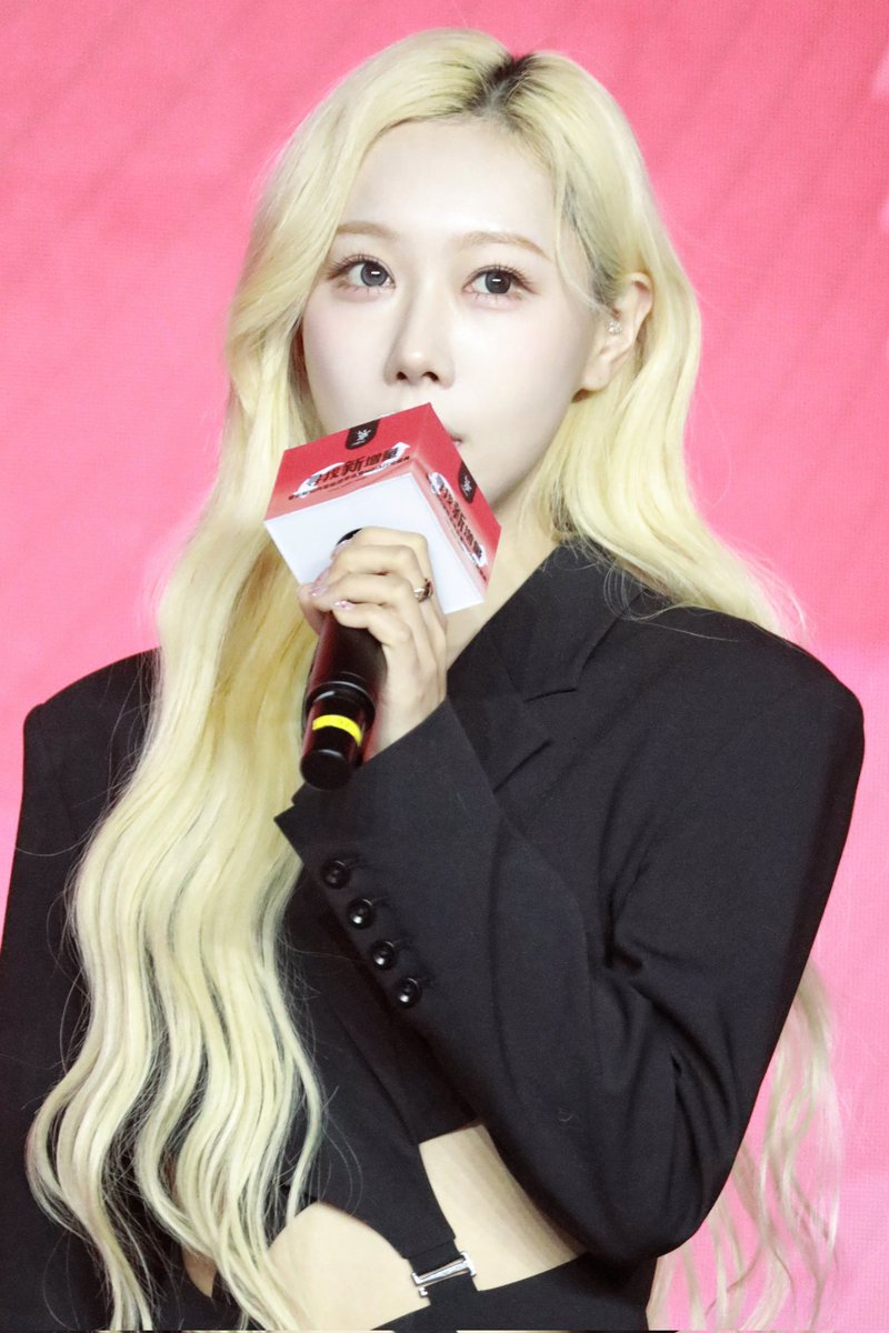 R29Zy's tweet photo. "Thank you everyone. I am Handong of Dreamcatcher, and I am also the solo singer, Handong!"

I just noticed she's wearing the Dreamcatcher friendship ring!❤️

#Dreamcatcher #드림캐쳐 #HANDONG #한동 #韩东 https://t.co/5x5Glk17RE