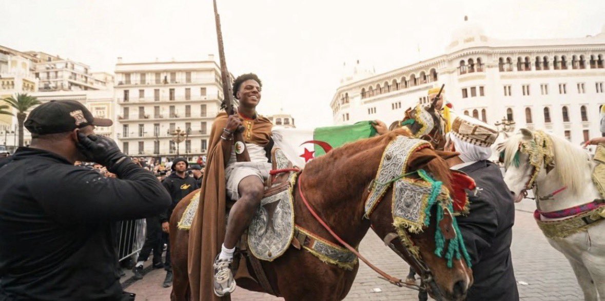 Squadra213's tweet image. Malgré ce qu’il s’est passé au stade, IshowSpeed tenait à clarifier certaines  choses à la fin de son stream : 

« Je vous aime tellement les gars ! TOUT était super aujourd'hui, à part les bouteilles jetées, mais peu importe, spammez les W (win) dans le tchat parce que vous ne…