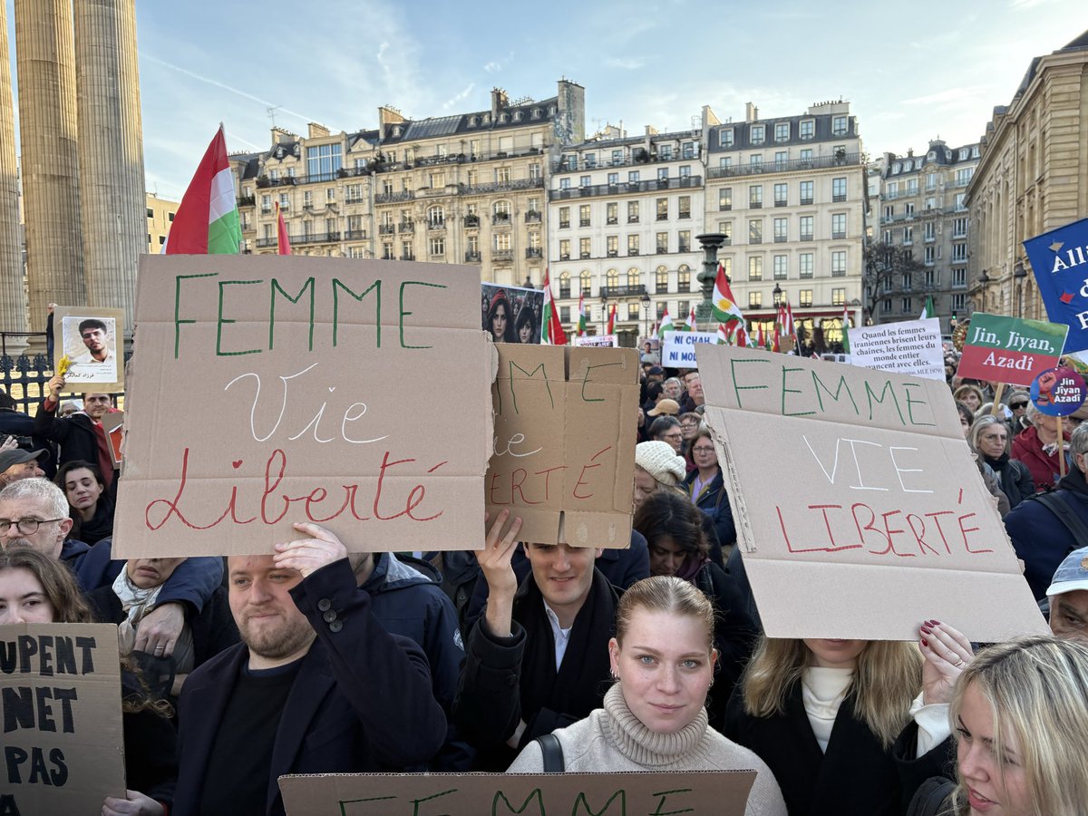 Eleonore_S's tweet photo. Place du Panthéon cet après-midi pour dire notre soutien et notre solidarité avec les Iraniens en lutte.
Femme Vie Liberté! #Iran #IranRevolution2026 https://t.co/nKfCL1R5Pk