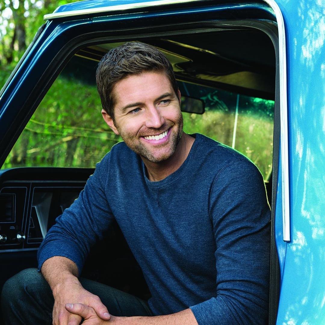 joshturnermusic's tweet photo. Since everyone is talking about 2016, I had to throw it 🔙!

#2016throwback #joshturner #hometowngirl #randytravis #cmafest #opry https://t.co/dwhKLK0akh