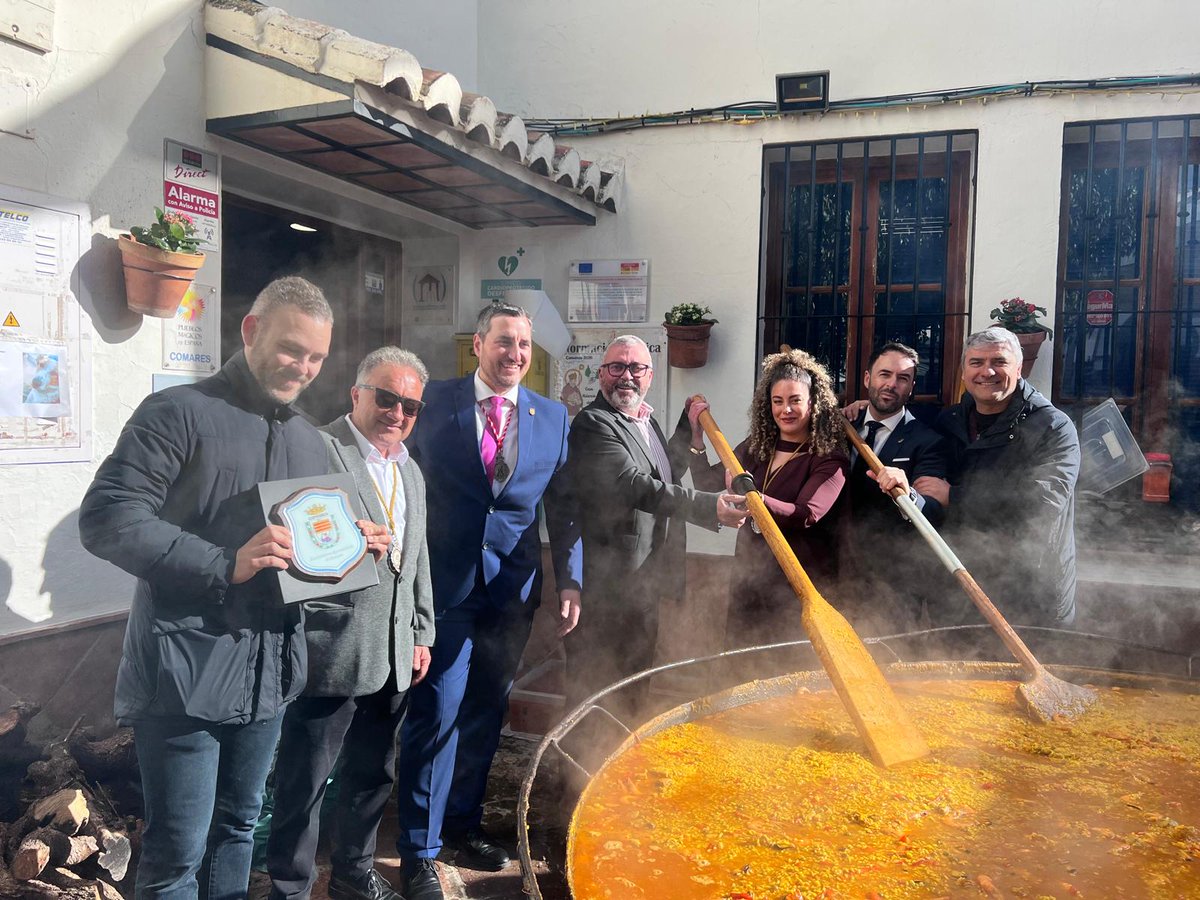 PSOEdipmlg's tweet photo. 📷 Hoy acompañamos al pueblo de #Comares en la celebración de su patrón, San Hilario de Poitiers. El diputado provincial @jojujilo se suma a una fiesta reconocida como Fiesta de Singularidad Turística por @diputacionMLG, que pone en valor las tradiciones de la Axarquía. https://t.co/5zZ5dJo0R8