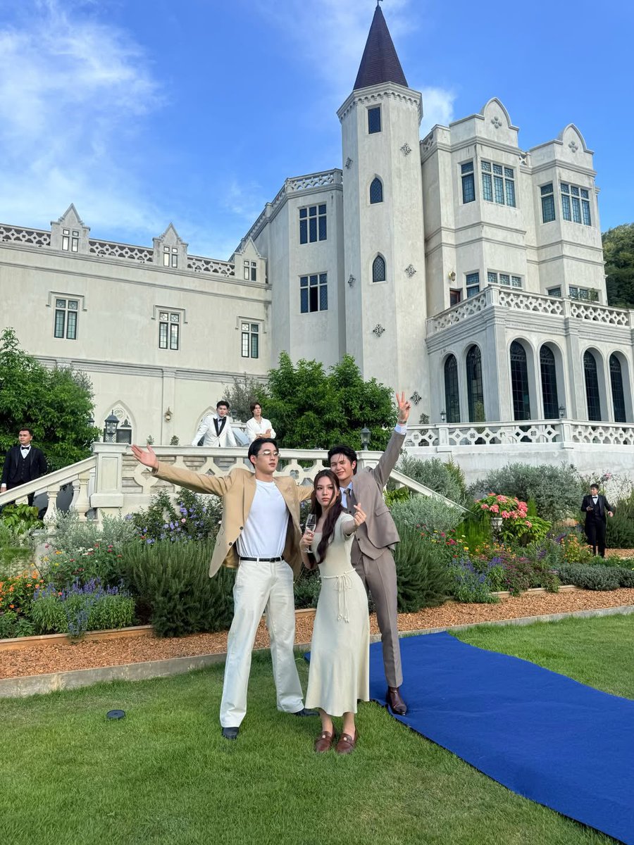 harxeuphoria's tweet image. williamest with bonnie and there’s pondphuwin at the back 🤣🩵

( #williamest #วิลเลี่ยมเอส )
#MeAndTheeSeriesFinalEP