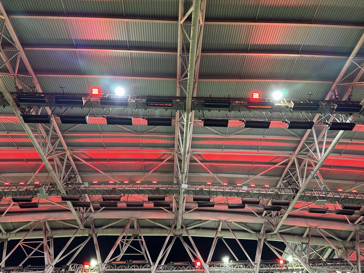 Allah rızası için şu ısıtıcarı açın, insanlar titriyor soğuktan <a href="/GalatasaraySK/">Galatasaray SK</a> #gsvsgfk #Galatasaray #GSvGFK <a href="/serdarkellecii/">Serdar Kelleci</a>