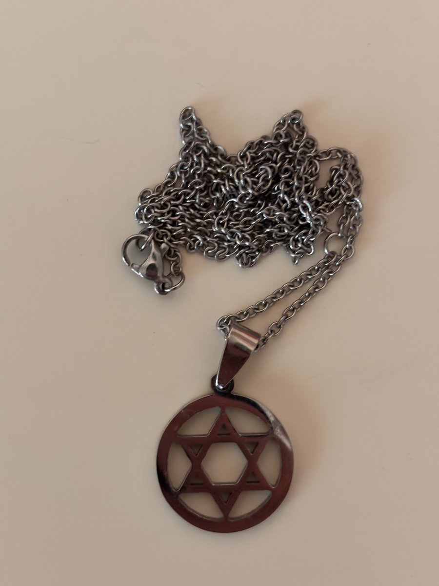 victorfyt's tweet photo. Compré esta estrella de David, no por judío, sino porque defiendo nuestra civilización occidental, de la cual Israel es la punta de lanza.
En cuanto a la religión, soy agnóstico.
¿Usarías una estrella de David, aunque no fueras judío/a? https://t.co/ZStL88JJk5