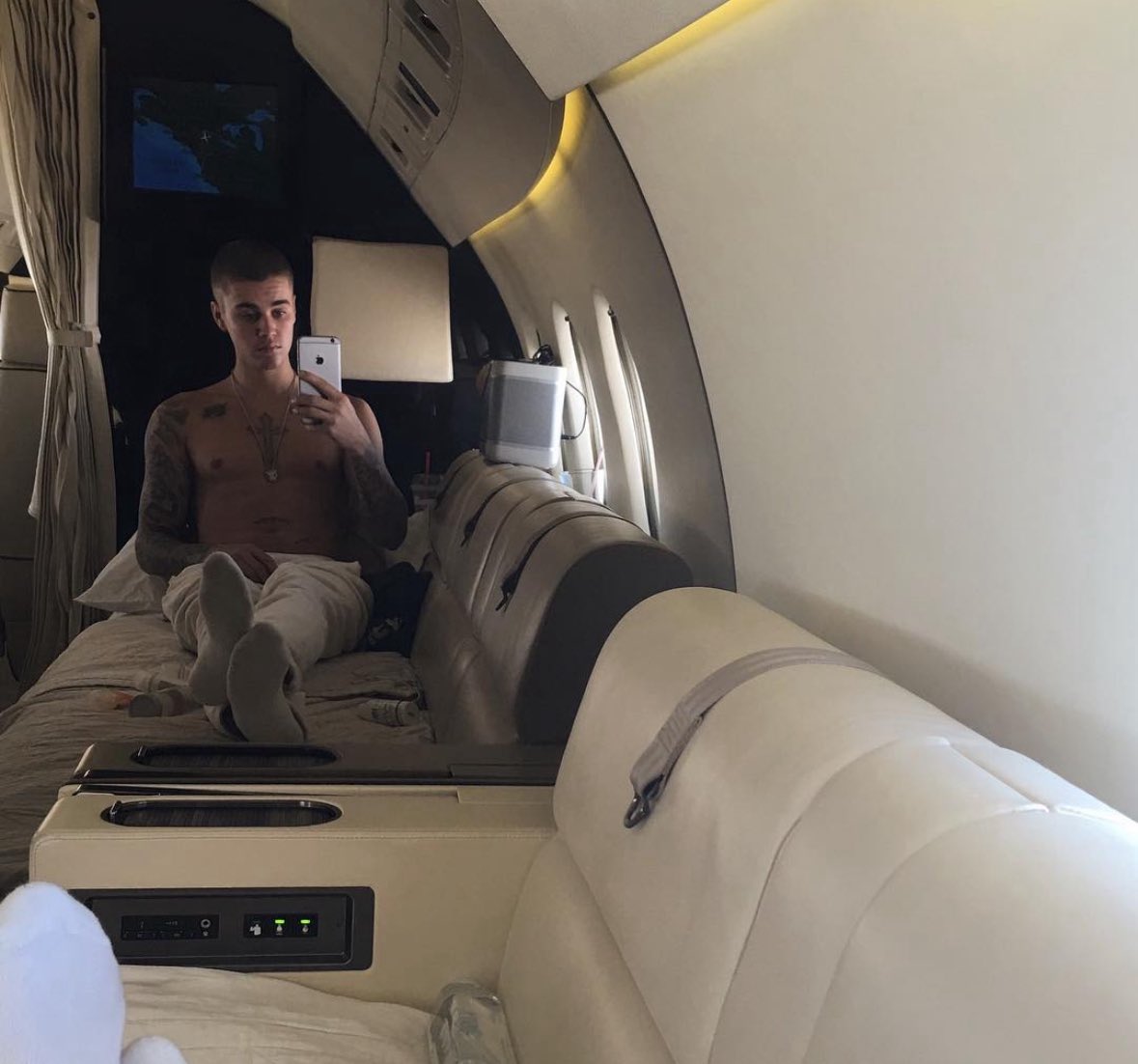 feelsbieberhode's tweet image. queria q o justin entendesse q se ele fizesse a trend no instagram e postasse um dump d 2016 aql rede ia cair