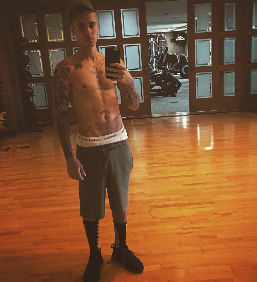 feelsbieberhode's tweet image. queria q o justin entendesse q se ele fizesse a trend no instagram e postasse um dump d 2016 aql rede ia cair