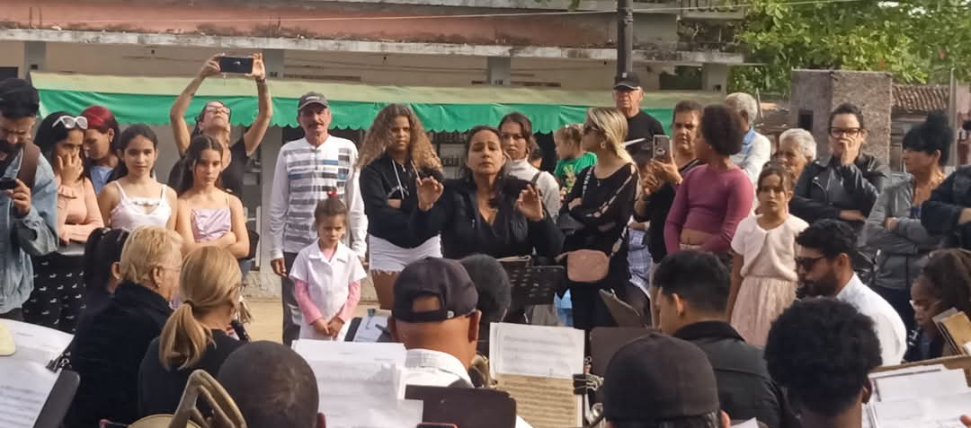 Comenzó la Jornada de la Cultura en Ceiba Mocha, con el tradicional pasacalle con la conga de los Cuatros del Solar y la Compañía Noria.
En el parque del poblado se disfrutó de la Banda Provincial  de Conciertos.

#CubaEsCultura 
#MatancerosEnVictoria