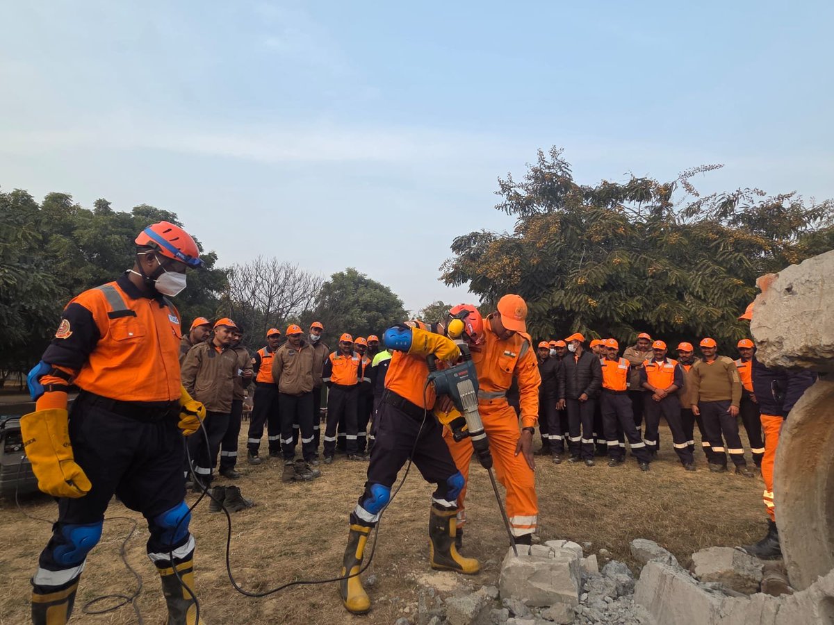 08NDRF's tweet image. Practical learning builds real strength .
Today’s session of the Telangana SDRF Disaster Management Course focused on hands-on training—turning knowledge into action, preparedness into resilience. 
#SDRF #DisasterManagement #Training