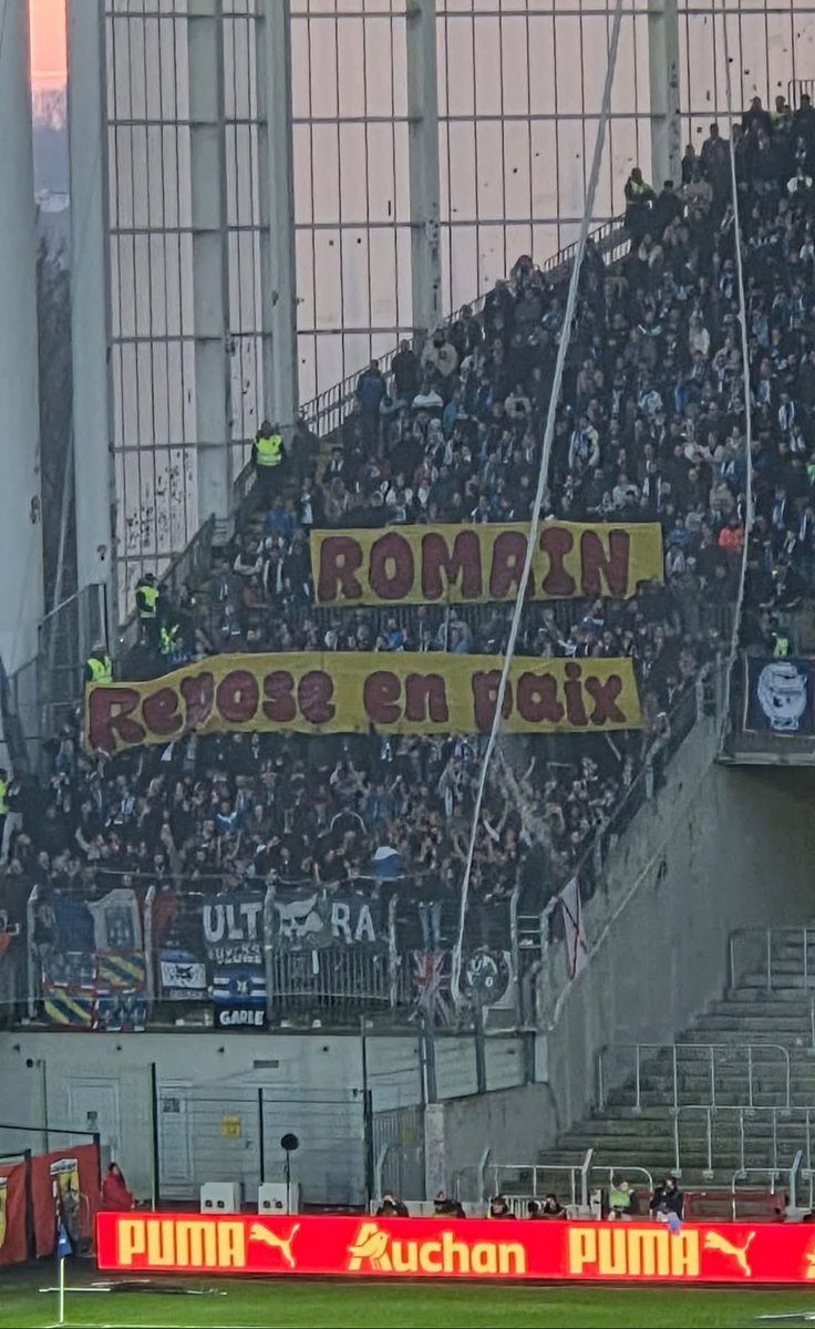 RC Lens - AJ Auxerre. 17/01/2026. 
Parcage auxerrois. « Romain, repose en paix. » 

Merci à eux.

#RCLAJA 
#RCLens