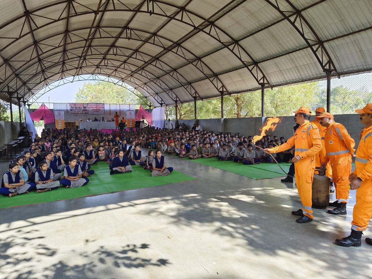 05NDRF's tweet image. Team – 05 Bn NDRF
🟢 Conducted a School Safety Programme (SSP)
📍 Venue: Anudanit Prathmik, Madyamik and Uchh Madhyamik Ashram Shala , Village -kolade, and Shashkiy Madhyamik Ashram Shala, Bhaler, Distt- Nandurbar
🎯 Strengthening safety culture in schools to build safer…