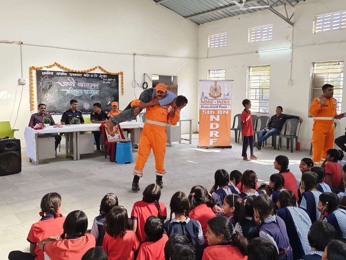 05NDRF's tweet image. Team – 05 Bn NDRF
🟢 Conducted a School Safety Programme (SSP)
📍 Venue: Anudanit Prathmik, Madyamik and Uchh Madhyamik Ashram Shala , Village -kolade, and Shashkiy Madhyamik Ashram Shala, Bhaler, Distt- Nandurbar
🎯 Strengthening safety culture in schools to build safer…