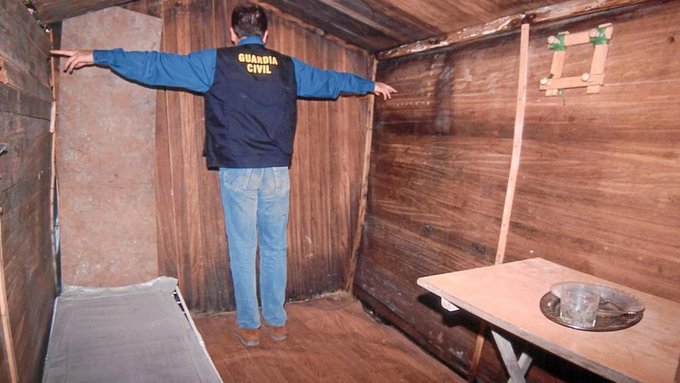 El 17 de enero de 1996 fue secuestrado Ortega Lara por unos nacionalistas vascos pertenecientes a la banda terrorista ETA. Le tuvieron 532 días bajo tierra en un zulo de 3 metros de largo por 2,5 de ancho y 1,8 m de altura. Durante esos días tuvo que hacer sus necesidades en un