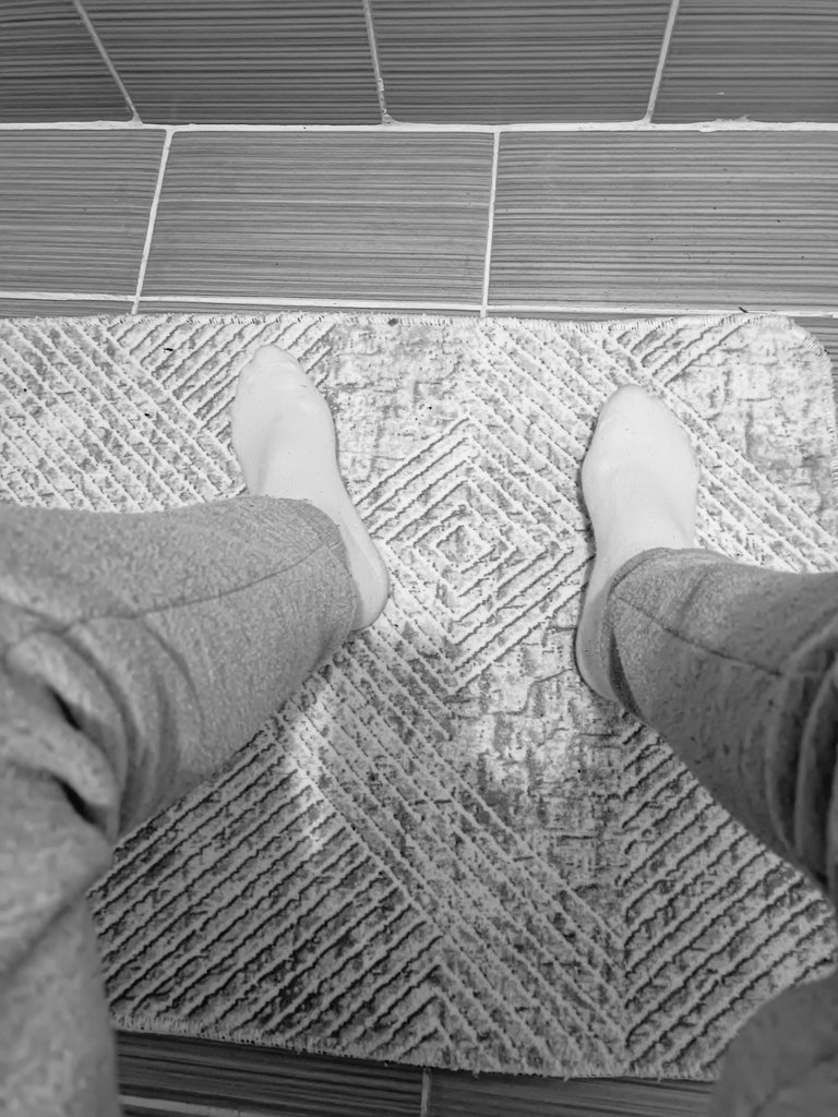 Dışarı -10 ben evde yorgan gibi don giyerken bu babet çorap giyip bilekleri açıkta gezen erkeklerede anlam veremiyorum burası Kayseri koçum dibinde Erciyes varken neyine güveniyorsun 🤣😂😉