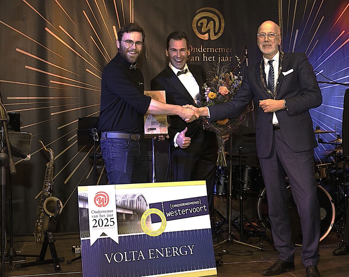 Het trommelgeroffel in Zalencentrum Wieleman bleek donderdagavond niet voor niets. Na een avond vol spanning, presentaties en muziek werden Roel en Luc, de twee broers achter Volta Energy, uitgeroepen tot Ondernemer van het Jaar 2025. westervoortplaza.nl/volta-energy-u…