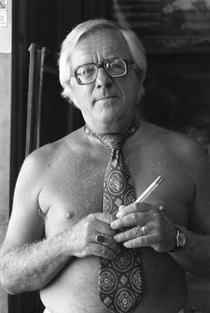 Esta curiosa fotografía de Ray Bradbury, tomada por Lisl Steiner en 1980 en su casa de Los Ángeles, resume mucho de su espíritu creativo.

Durante una sesión formal en su despacho, el escritor decidió posar sin camisa, con corbata y lápices en la mano a modo de broma visual: