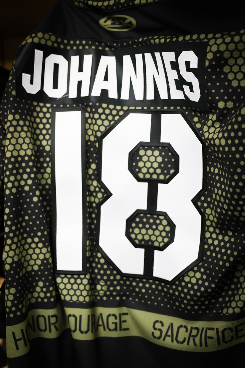 ReadingRoyals's tweet image. Saluting those who have and continue to serve during tonight's 𝙈𝙞𝙡𝙞𝙩𝙖𝙧𝙮 𝘼𝙥𝙥𝙧𝙚𝙘𝙞𝙖𝙩𝙞𝙤𝙣 𝙉𝙞𝙜𝙝𝙩!

Shop replica specialty jerseys at RoyalsTeamStore.com or bid on the Game-Worn jerseys by TEXTING “Royals” to 99192 to register for our game-worn jersey…