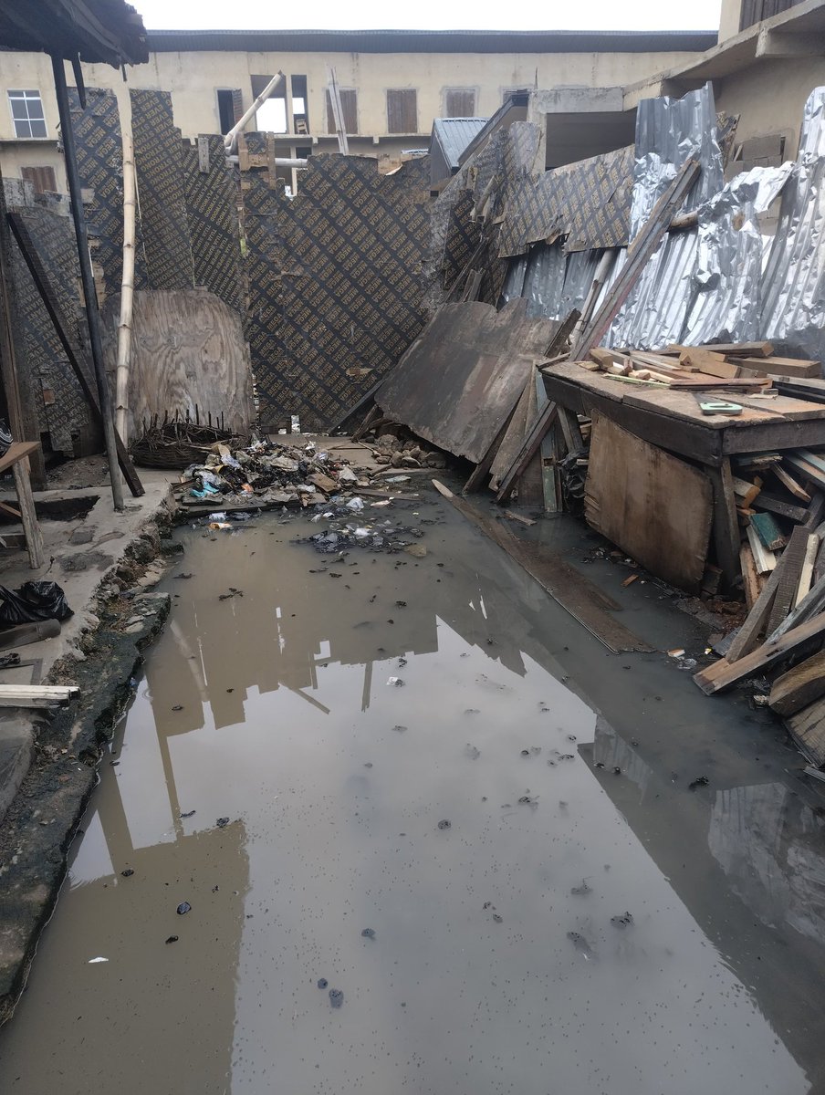 richmindx's tweet photo. @Ayodelebiodun @tokunbo_wahab Exactly just look at this structure directly erected on a major drain channel, people swim in dirty water in their houses. Despite several reports the agencies have turned a blind eye because the subject matter has not turned into a pandemic yet... https://t.co/SvSicyl9MM