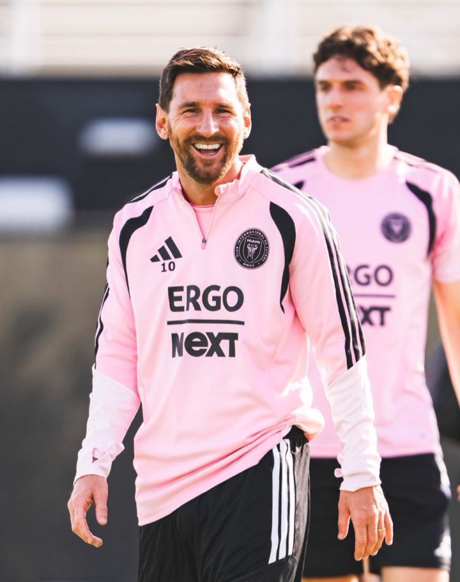 تاريخ كرة القدم يبدو سعيد جدًا!!!! ♥️♥️♥️♥️♥️