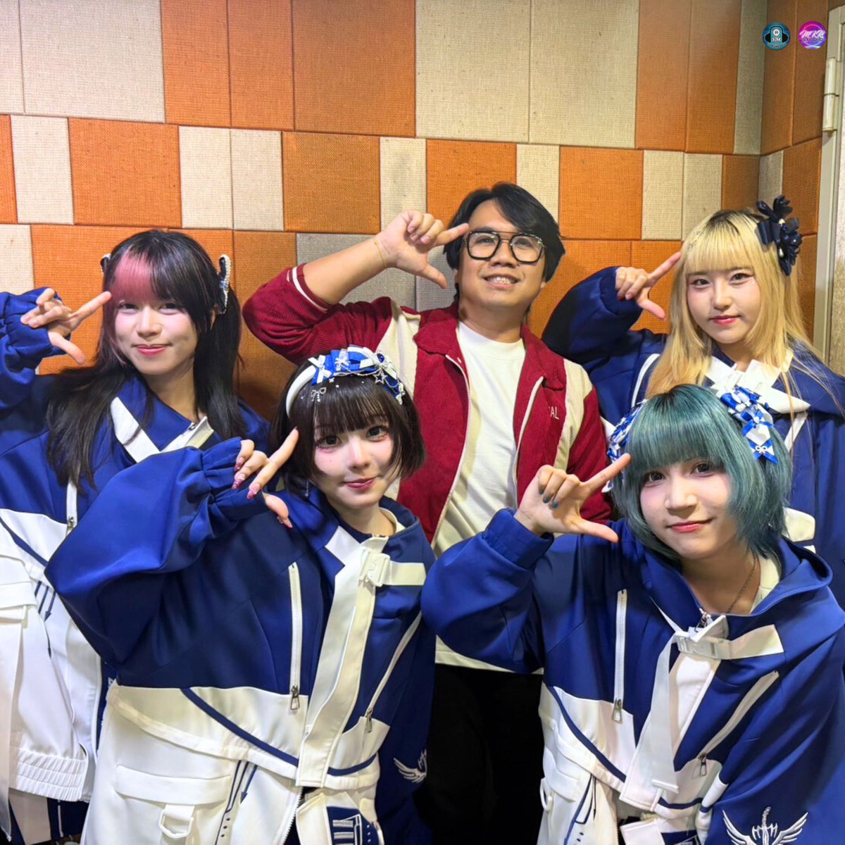 mkrstudioTH's tweet photo. ขอขอบคุณตัวแทนของวงไอดอล "SILVER LINING" iMy, Tormai, Mio, Munin ที่มาสร้างความประทับใจและทำความรู้จักกับแฟนคลับมากขึ้นด้วย โอกาสหน้ารอมาครบวงเลยนะครับ

วงอะไรก็ไม่รู้ Member ชื่อมีตัว "M" เยอะมากๆ
- - - - - - - -
#silverlining #sonnetta
#mkrstudio https://t.co/eeZhCUiArl