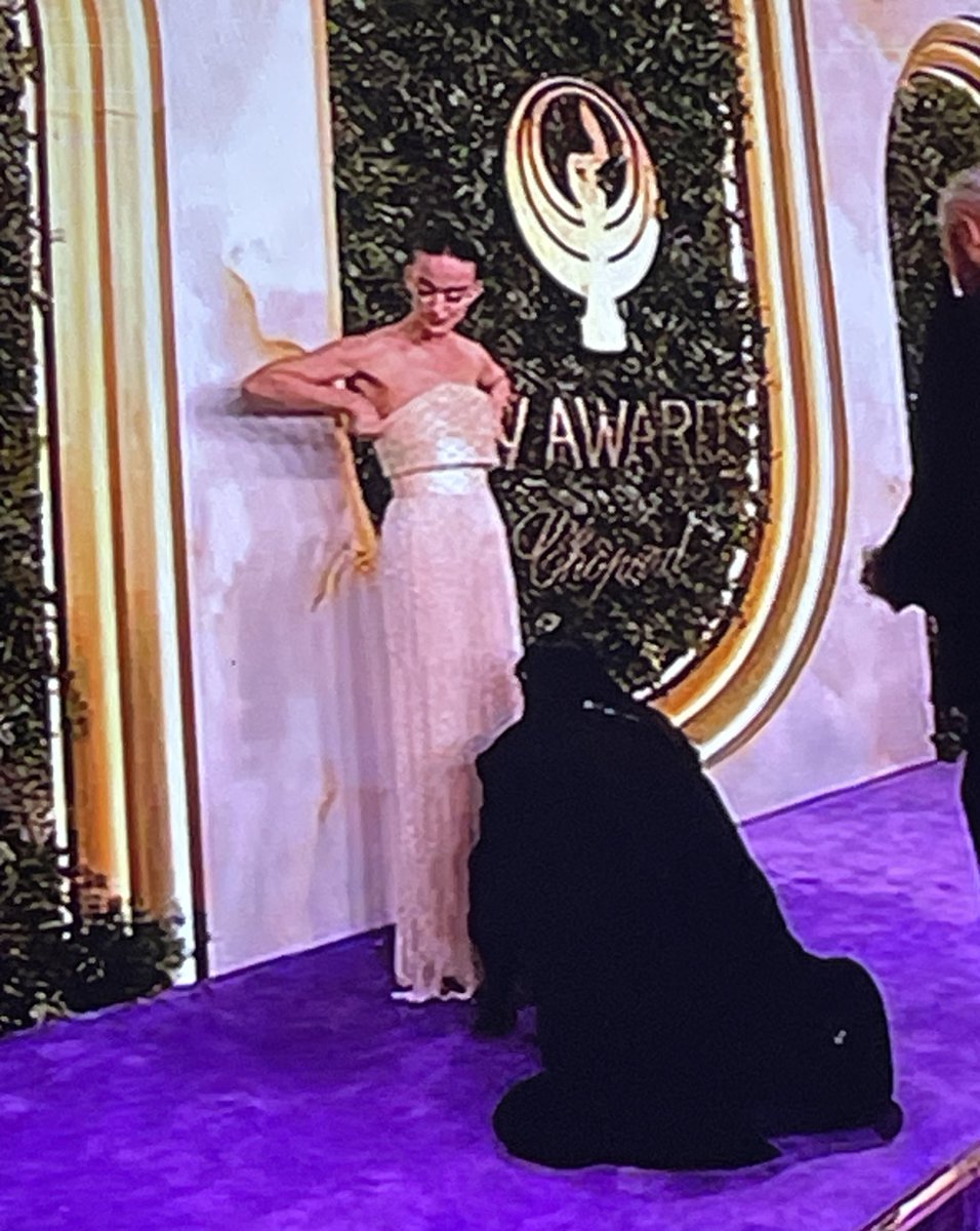 خلصت التصوير كله!!

حتى انغام حاشرينها بزاوية 
ساعه كامله عشان تصور هذي اللي ماعرفها ..
😜😜😜😜

 #جوي_اووردز