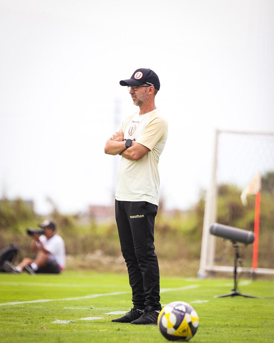 fanaticospe's tweet image. 🔴🟡🚨 UNIVERSITARIO perdió 1-0 en el global ante SPORT BOYS, en un partido disputado en tres tiempos de 30’ cada uno, en Campo Mar. El gol de los ‘Rosados’ lo anotó Jostin Alarcón desde el punto penal.