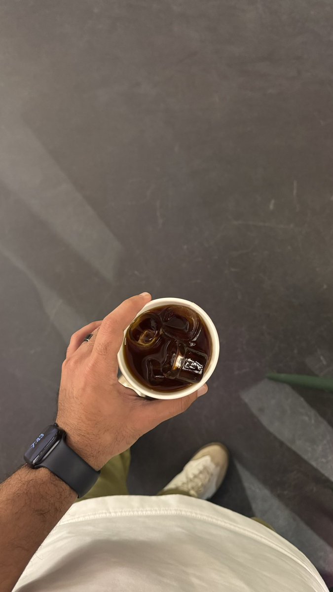 oln1i's tweet image. قهوة السبت بعنوان: 

- وأنا مهما منحتك من غلاي أشعر بتقصيري .