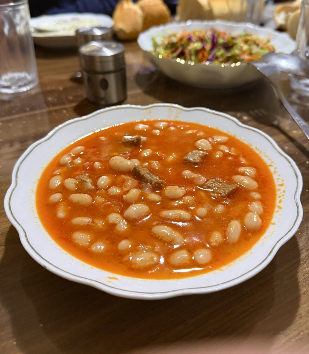 Anne fasulyesi gibi var mı?
Elbette yok!!
Kokusu çocukluğa, tadı kalbe gider.
Zaman geçer ama bu tat geçmez… 🙋🏻‍♂️
