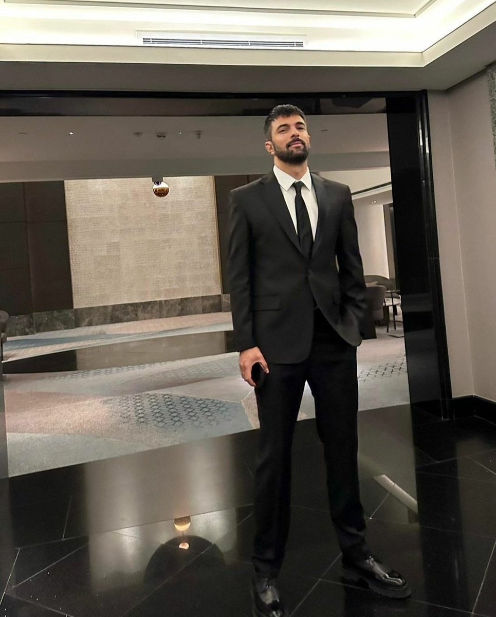 Qué bien sigue envejeciendo este tuit👇🏼 #JoyAwards 
Ahora todos se apuntan para figurar y recordarles, a quien pueda interesar, que van a cualquier fiesta buscando migajas de trabajo😂
Qué bueno que siempre estés abriendo puertas, iyi ki varsin!
#EnginAkyürek 🤍🫶🏻
#DemetÖzdemir