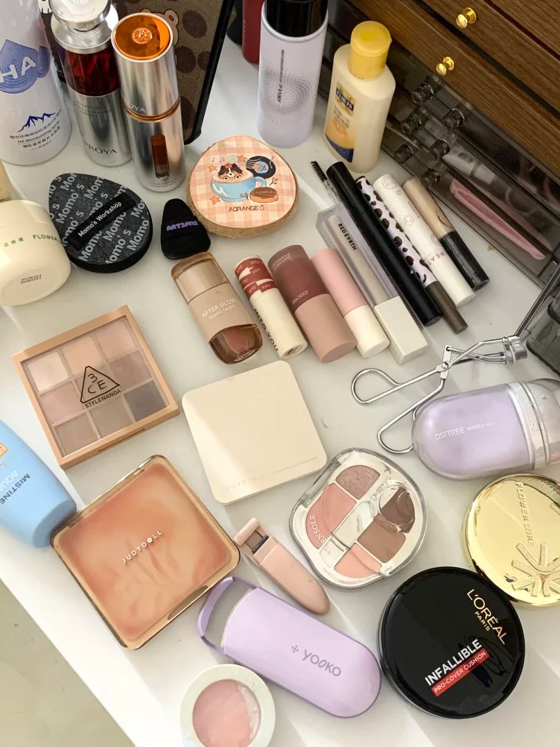 XTuvrf's tweet image. ナチュラルメイクで、まるで自然美の象徴みたいな気分🌱💫
#アイブロウペンシル    #ファンデーション