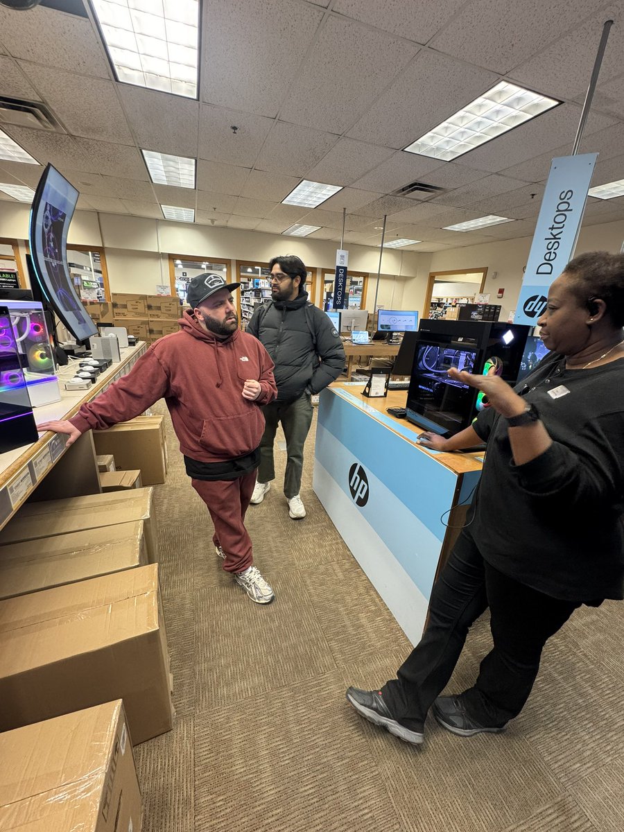 tBushGaming's tweet image. Massive day, vlog out next week