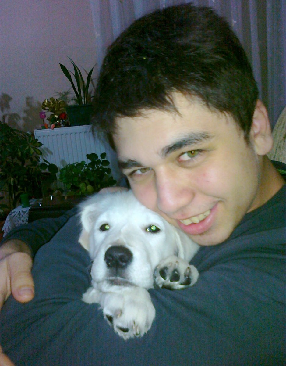 Fotoğrafta gördüğünüz kişi abim Motokurye Samet Özgül.

Trafikte uyardığı 3 kişi tarafından boğazından bıçaklanarak katledildi!

🔴20 suç kaydı olan 2 kişi serbest bırakıldı!
🔴19 yaşındaki katilin “pişmanım” sözüyle müebbeti 25 yıla indirildi!
🔴Yargıtay bu adaletsiz kararı