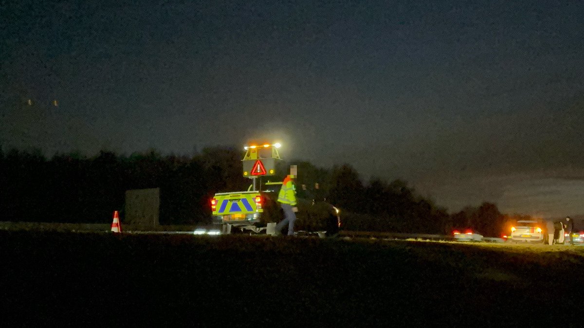 wis_ivo's tweet image. De zaterdagavond dienst is rond #Breda nog niet heel druk. Mijn 👨🏻‍🎓zit achter de knoppen en ikzelf heb mijn mentor pet op. Nu pechgeval bij #Made.@RWSverkeersinfo