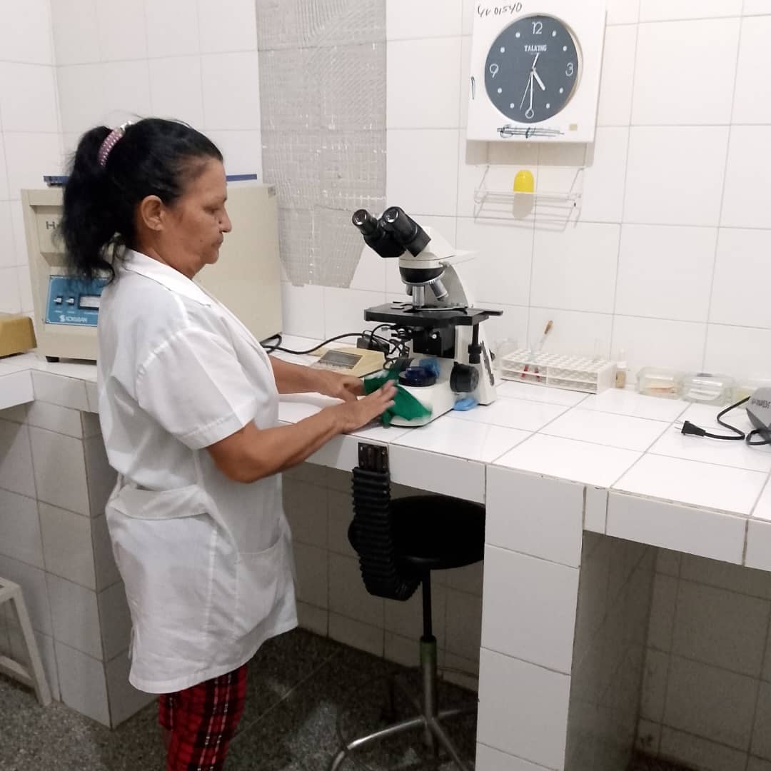 La higiene en el entorno laboral es fundamental para garantizar una atención médica de alta calidad. Bajo este principio, los integrantes de la Brigada Médica Cubana en el CDI José Gregorio Hernández del municipio Ortiz, realizan jornadas de higienización integral.
#CubaPorLaVida