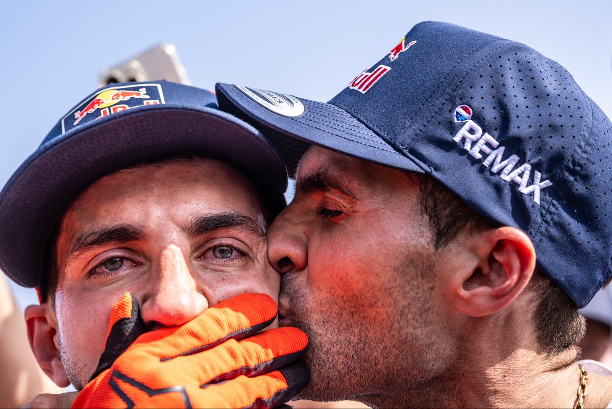 Wowwwww que día! Luciano ganó en motos haciendo historia! Siendo los únicos Hnos en ganar el Dakar en motos ✨✊🏼
Después de semejante celebración, venía mi momento de largar,  así que me fui a cambiar corriendo y largamos! Gane hoy la última etapa 🥇!